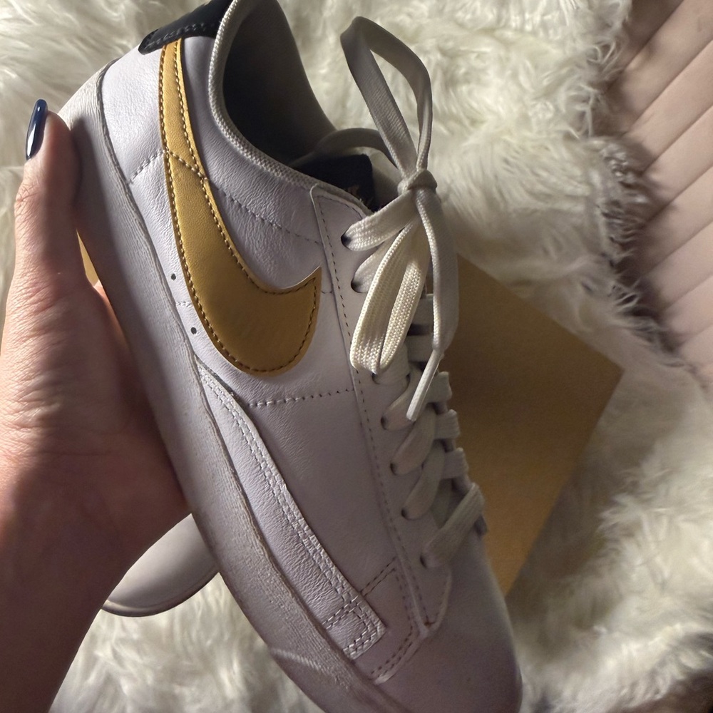 Nike Low Blazer Women's sneaker in White and Gold! Size 6! 🤍🖤💛